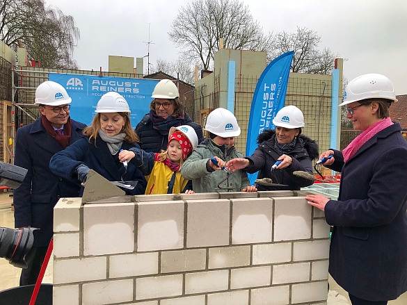 Karsten Winkel, Susanne Kirchmann, Hans Müller-Hirschmann, KiTa-Kinder Levi und Tyson, Claudia Bogedan und Petra Zschüntzsch (v.l.) beim einmauern der Zeitkapsel.