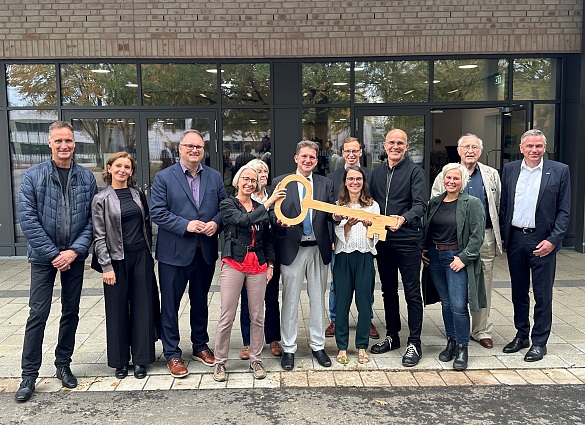 Haben mit der Schlüsselübergabe für den Kaisen Campus allen Grund zur Freude (von links): Hagen Prellberg von Immobilien Bremen (IB), Jola Buschermöhle, Projektleiterin bei IB, Finanzsenator Björn Fecker, IB-Geschäftsführerin Uta Kummer, Bettina Müller-Herling, stellvertretende Schulleiterin der Wilhelm-Kaisen-Oberschule, Oliver Seipke, Schulleiter der Wilhelm-Kaisen-Oberschule, Claudia von Zmuda, Schulleiterin der Helene-Kaisen-Grundschule, Manuel Haug, Leiter des Zentrums für unterstützende Pädagogik an der Wilhelm-Kaisen-Oberschule, Udo Stoessel (Senatorin für Bildung), Silke Wulfestieg, stellvertretende Schulleiterin der Helene-Kaisen-Grundschule, Volkwin Marg (gmp Architekten) und Henning Thies (Ed. Züblin AG). 