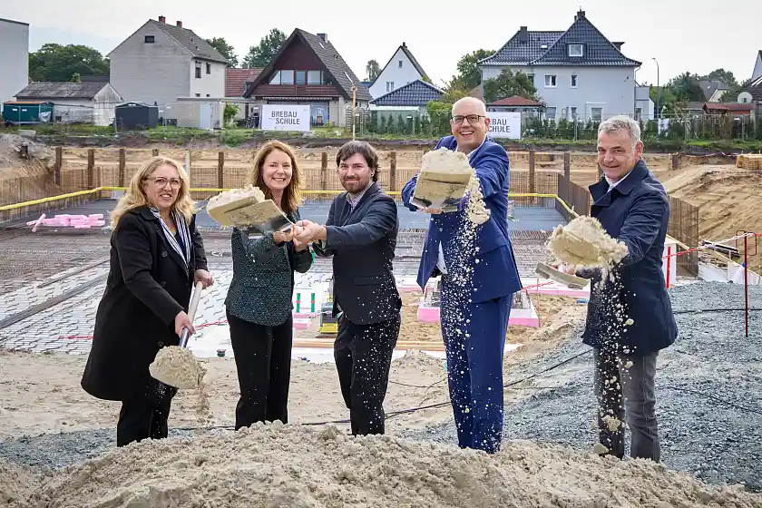 v.l.: Özlem Ünsal (Senatorin für Bau, Mobilität und Stadtentwicklung), Imke Tammeus (Schulleitung der Schule im Dillener Quartier), Patrick Müller (Stellvertretender Schulleiter der Schule im Dillener Quartier), Dr. Andreas Bovenschulte (Bürgermeister), Bernd Botzenhardt (Vorsitzender Geschäftsführer der BREBAU)