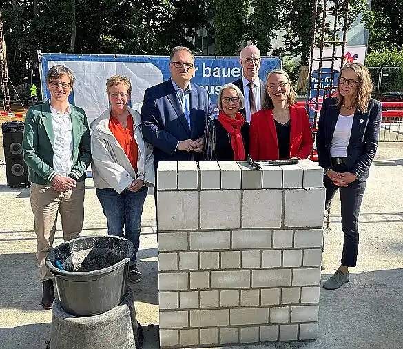 v.l.n.r.: Daniela Dehne (stv. Schulleiterin), Diana Fust (Kitaleitung Amersfoorter Str.), Finanzsenator Björn Fecker, Uta Kummer (GF Immobilien Bremen), Uwe Kathmann (GF KiTa Bremen), Bildungssenatorin Sascha Karolin Aulepp und Silke Zimmermann (Schulleiterin).