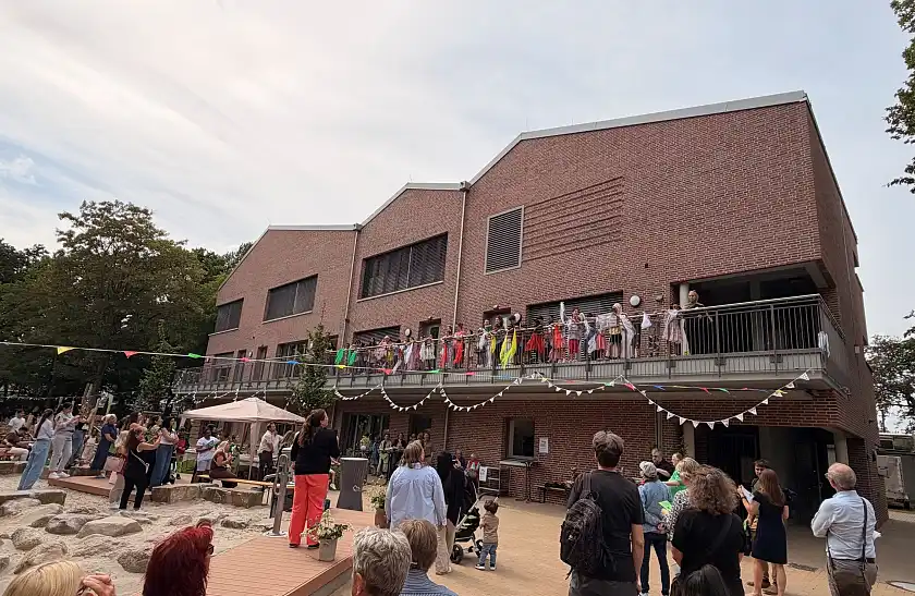 Einweihungsfeier des KuFZ Halmerweg: Gemeinsames Singen vom Balkon und Außengelände
