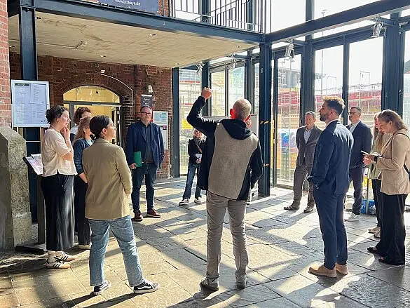 Projektvorstellung des Ersatzneubaus Kulturzentrum Schlachthof | Vertreter:innen von Immobilien Bremen, der Architektengruppe LPR und des Teams des Kulturzentrums Schlachthof im Gespräch mit Finanzsenator Björn Fecker.