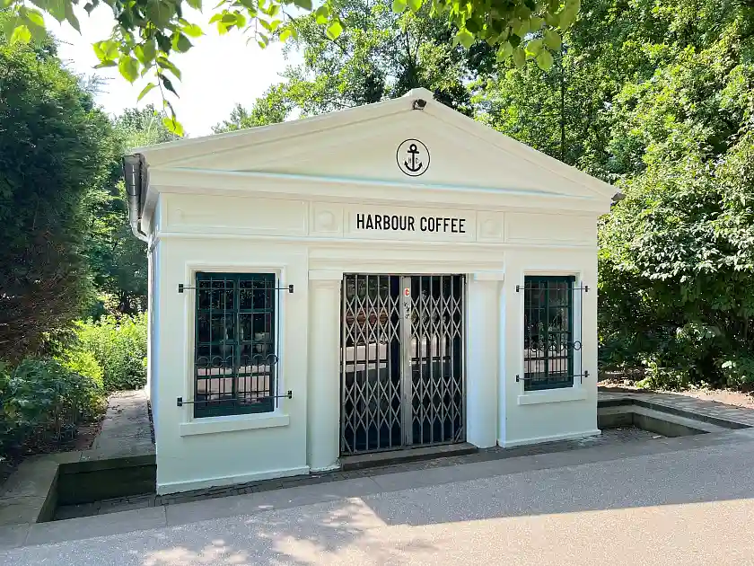 Torhaus bei Bilderbuchwetter in den Wallanlagen 